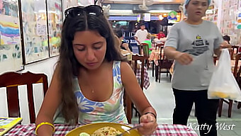 Katty West Disfruta De Una Comida En Un Restaurante Asiático, Revelando Su Coño Desnudo Al Público