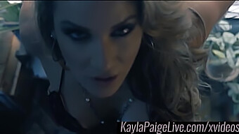 Kayla Paige'S Sensuele Striptease En Solo Pleziersessie